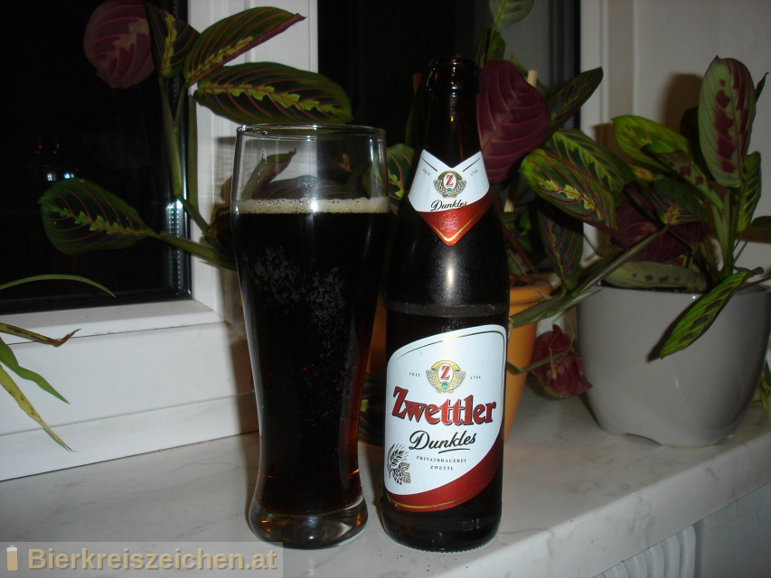 Foto eines Bieres der Marke Zwettler Dunkles aus der Brauerei Privatbrauerei Zwettl