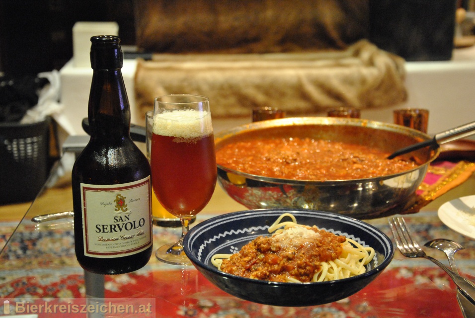 Foto eines Bieres der Marke San Servolo Premium Crveno Pivo   aus der Brauerei Bujska pivovara