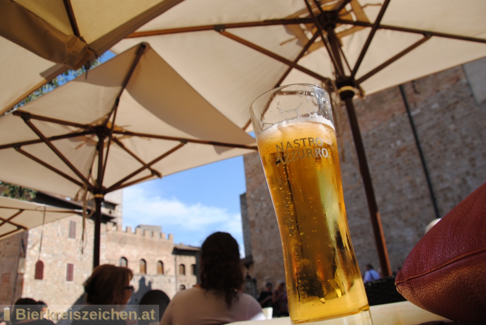 Foto eines Bieres der Marke Peroni Nastro Azzurro aus der Brauerei Birra Peroni S.p.A.