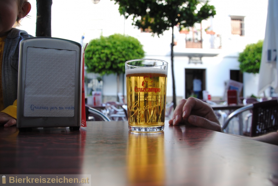 Foto eines Bieres der Marke Cruzcampo aus der Brauerei Cruzcampo