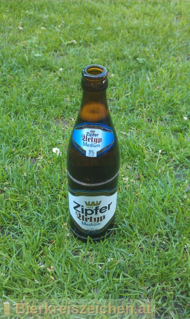 Foto eines Bieres der Marke Zipfer Urtyp Medium aus der Brauerei Brauerei Zipf