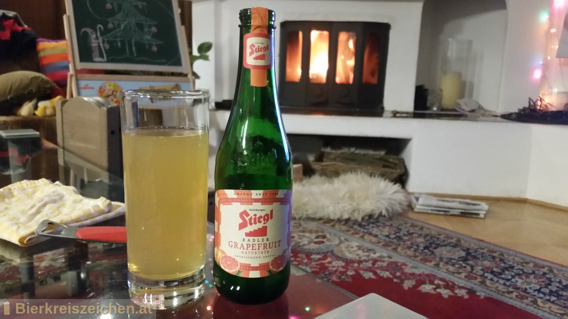 Foto eines Bieres der Marke Stiegl Radler Grapefruit naturtrb aus der Brauerei Stieglbrauerei