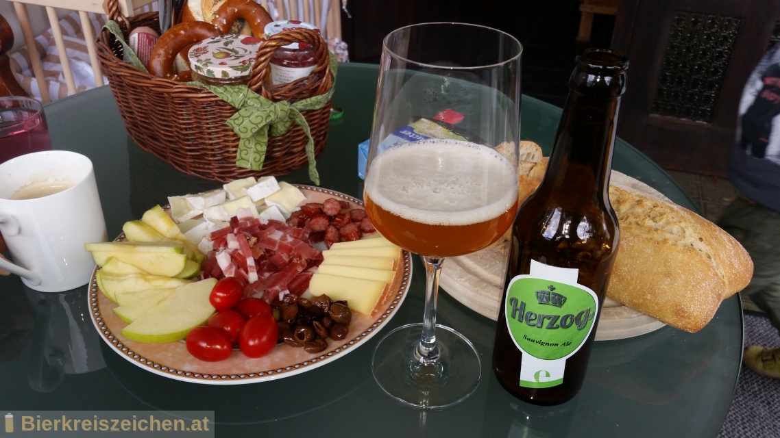 Foto eines Bieres der Marke Herzog Sauvignon Ale aus der Brauerei Herzog Hofbru