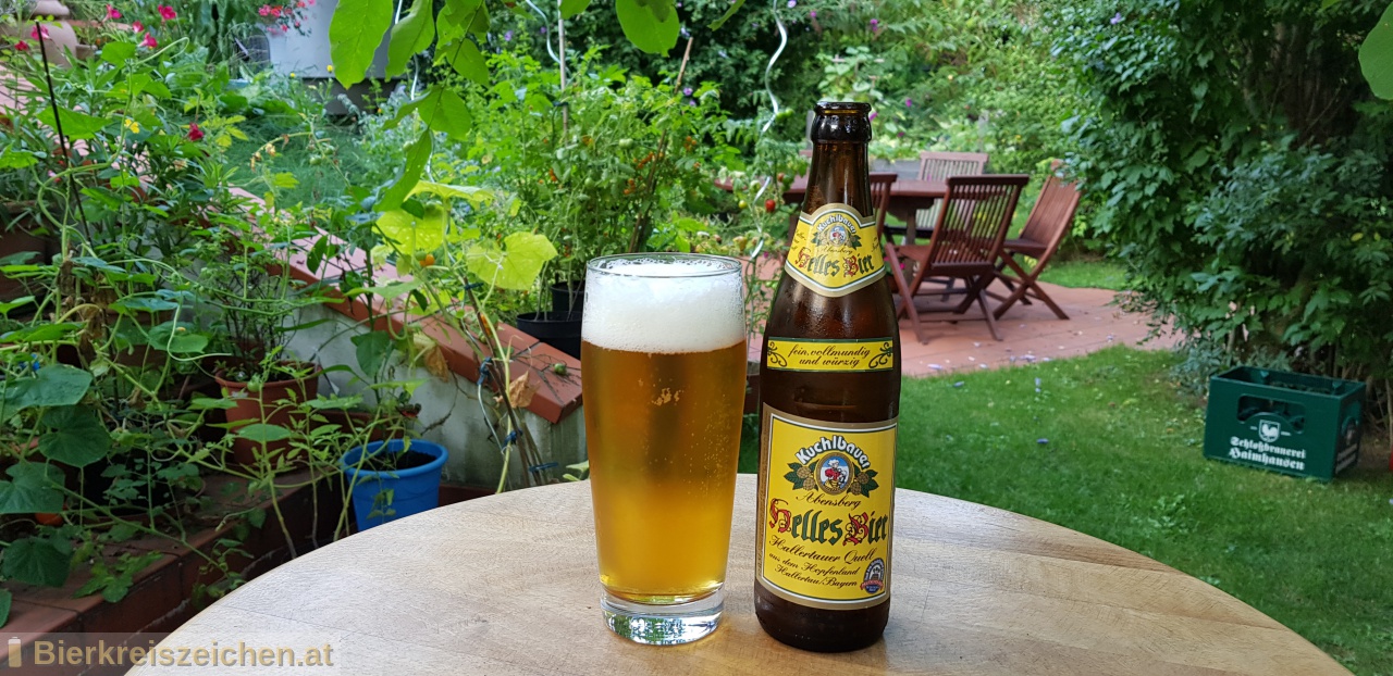 Foto eines Bieres der Marke Kuchlbauer Helles Bier aus der Brauerei Kuchlbauer
