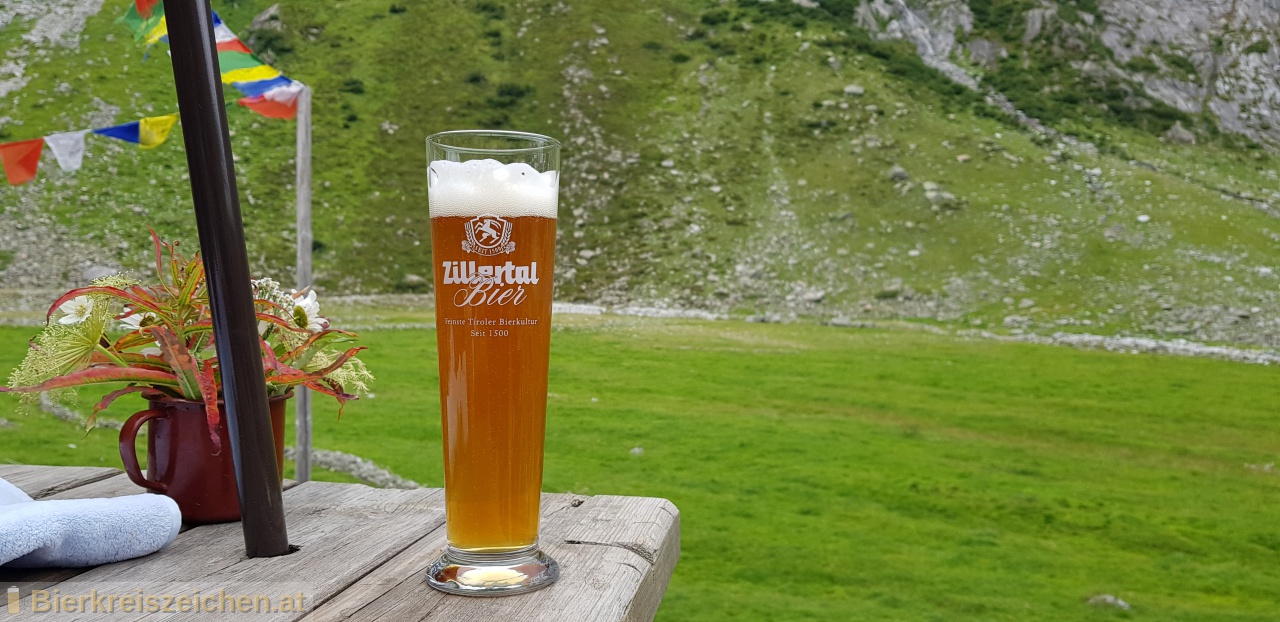Foto eines Bieres der Marke Zillertal Weibier hell aus der Brauerei Zillertal Bier