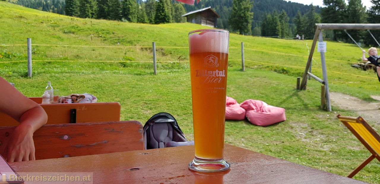 Foto eines Bieres der Marke Zillertal Weißbier hell aus der Brauerei Zillertal Bier