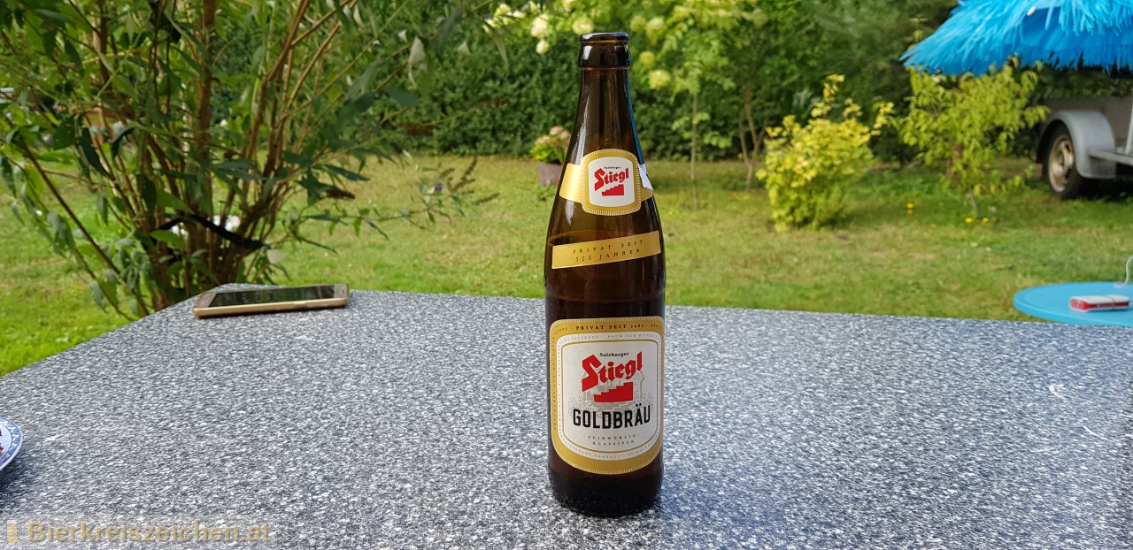 Foto eines Bieres der Marke Stiegl Goldbru aus der Brauerei Stieglbrauerei