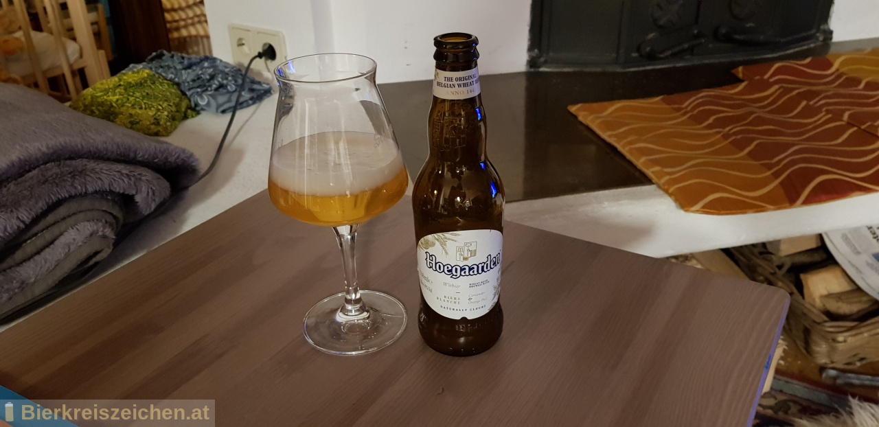 Foto eines Bieres der Marke Hoegaarden Wit Blanche aus der Brauerei Brouwerij van Hoegaarden