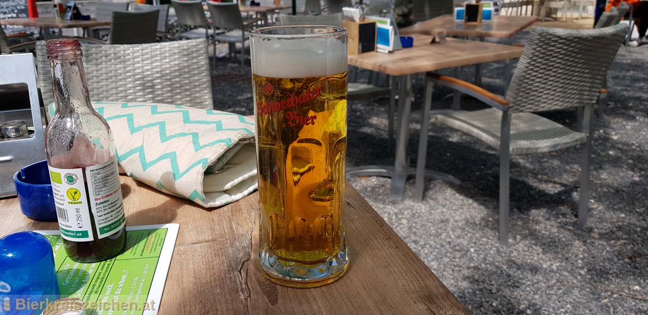Foto eines Bieres der Marke Schwechater Hopfenperle aus der Brauerei Schwechater Brauerei