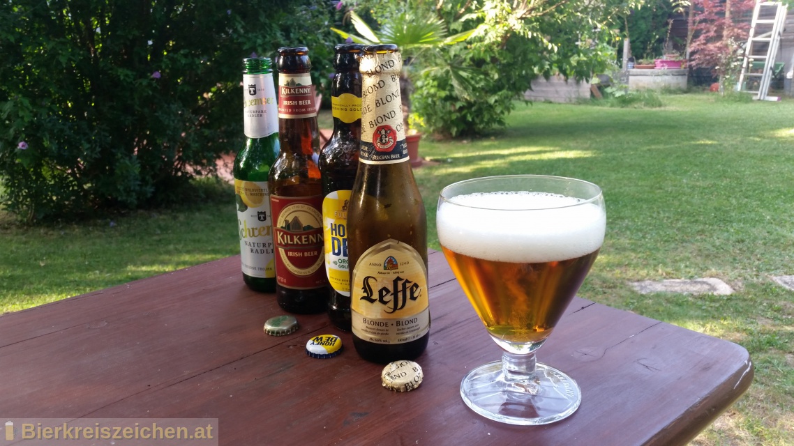 Foto eines Bieres der Marke Leffe Blonde aus der Brauerei Stella Artois-Brouwerij