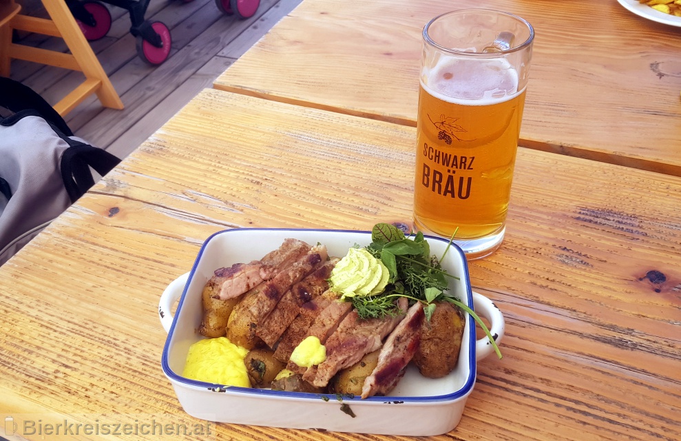 Foto eines Bieres der Marke Schwarzbräu Helles aus der Brauerei Schwarzbräu