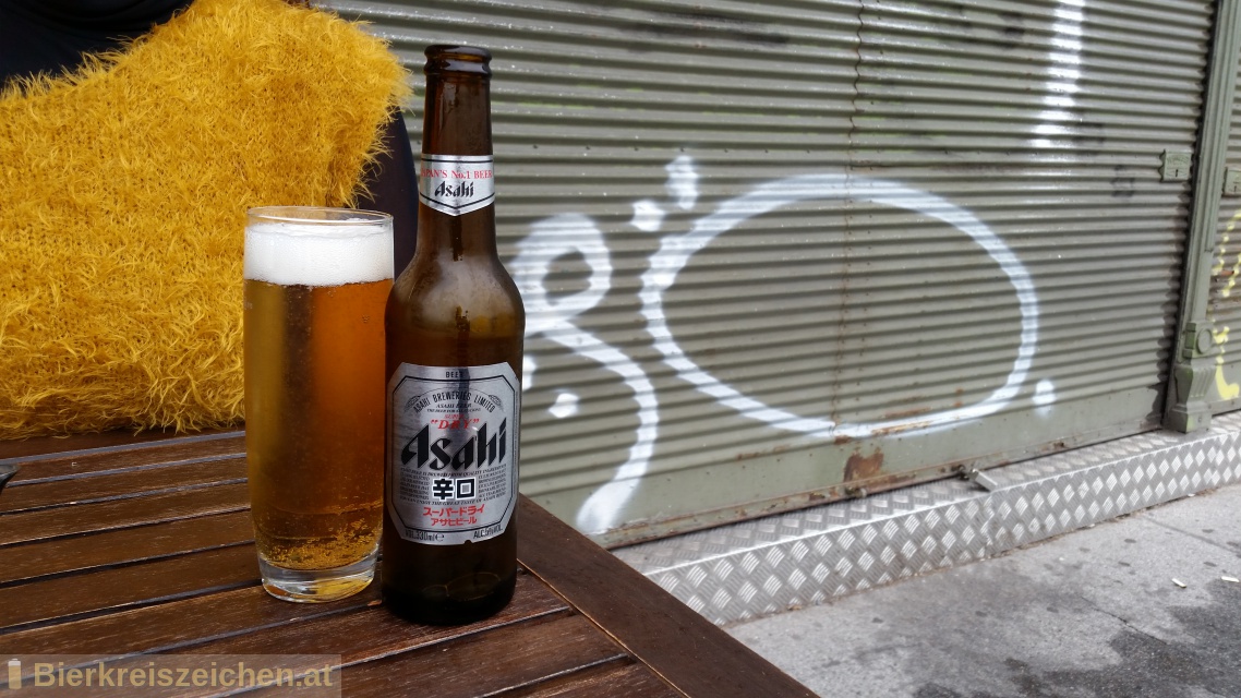 Foto eines Bieres der Marke Asahi Super Dry aus der Brauerei Asahi Bīru Kabushiki-gaisha