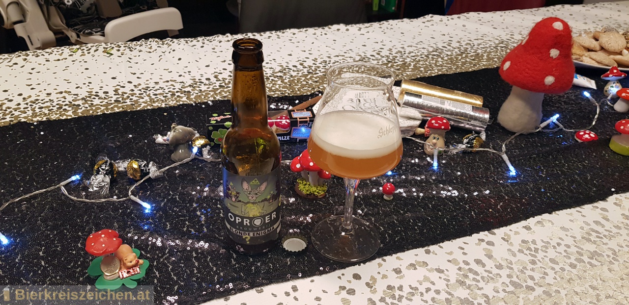 Foto eines Bieres der Marke Blonde Enigma aus der Brauerei Oproer Brouwerij