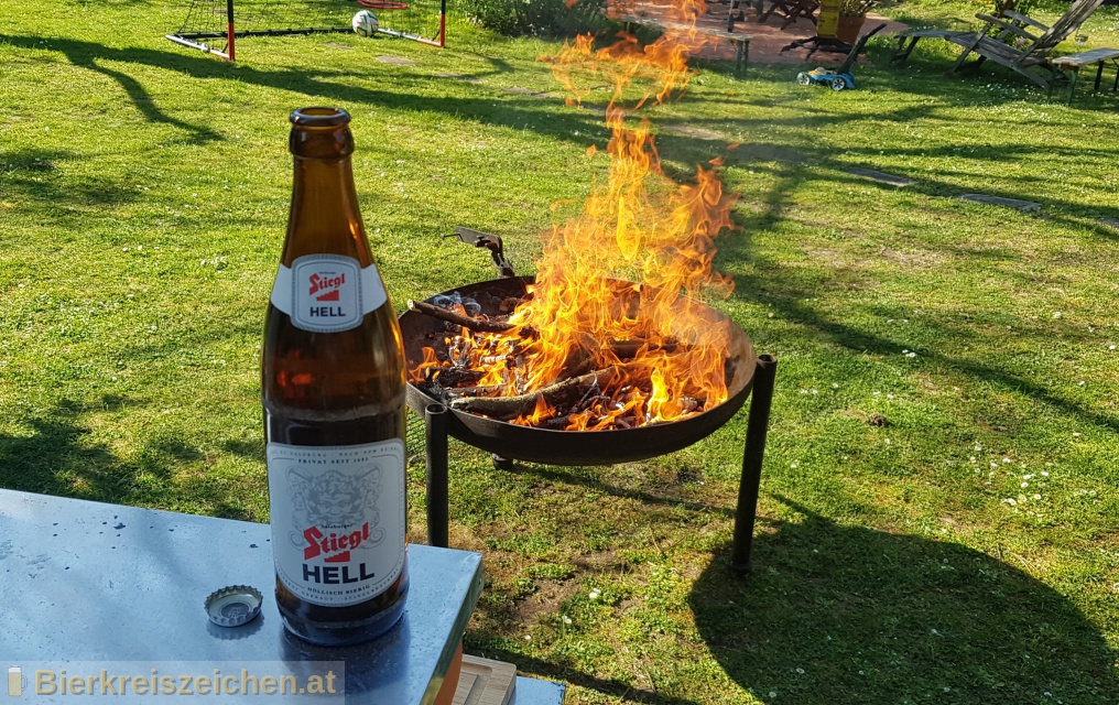 Foto eines Bieres der Marke Stiegl Hell aus der Brauerei Stieglbrauerei