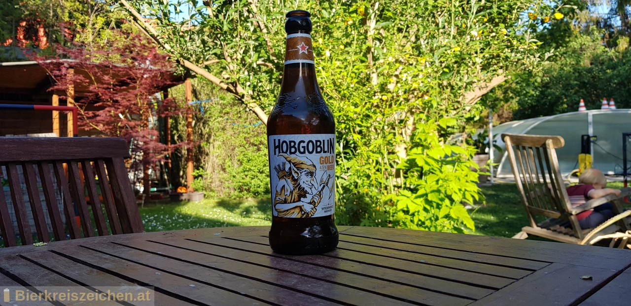 Foto eines Bieres der Marke Hobgoblin Gold aus der Brauerei Wychwood Brewery