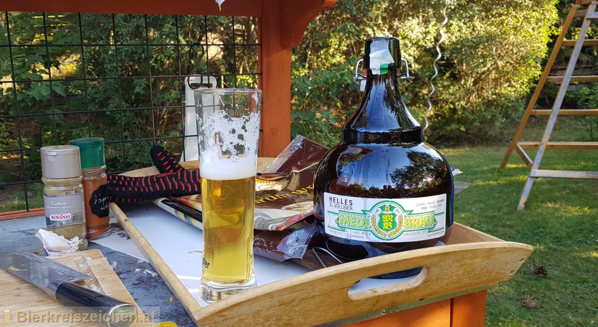 Foto eines Bieres der Marke Helles aus der Brauerei Medl Bru
