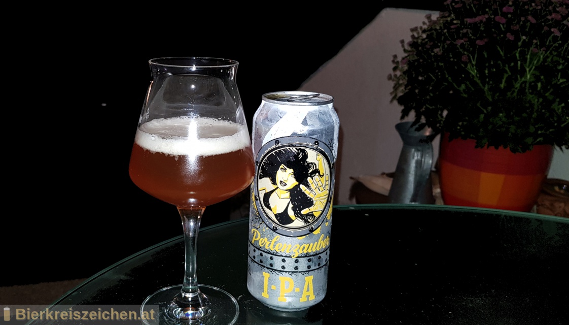 Foto eines Bieres der Marke Perlenzauber IPA aus der Brauerei Kalea