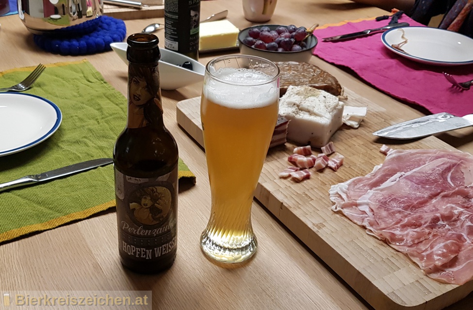 Foto eines Bieres der Marke Perlenzauber Hopfen Weisse aus der Brauerei Kalea