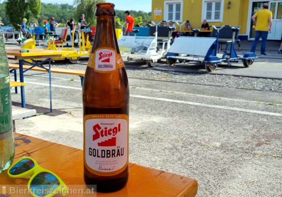 Foto eines Bieres der Marke Stiegl Goldbru aus der Brauerei Stieglbrauerei