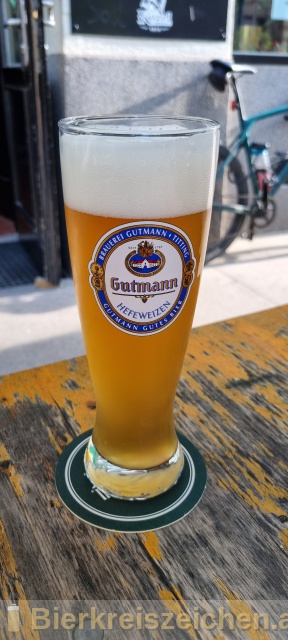 Foto eines Bieres der Marke Gutmann Hefeweizen Hell aus der Brauerei Brauerei Gutmann