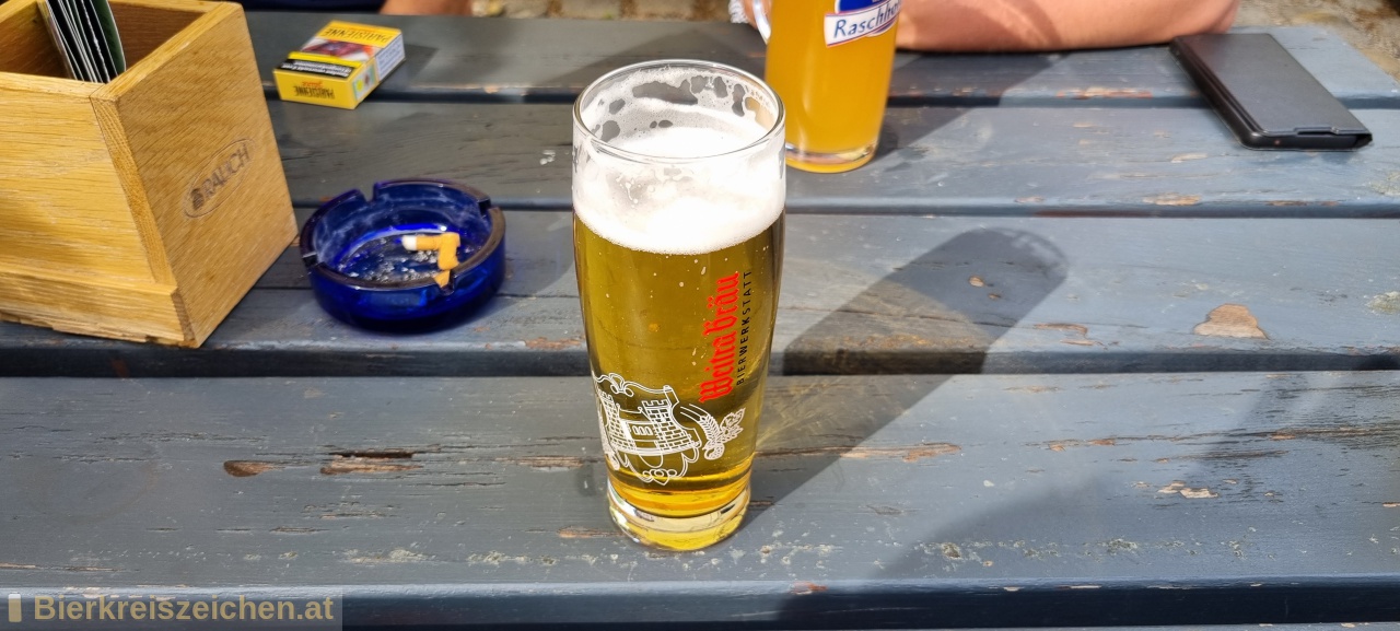 Foto eines Bieres der Marke Das Helle aus der Brauerei Bierwerkstatt Weitra