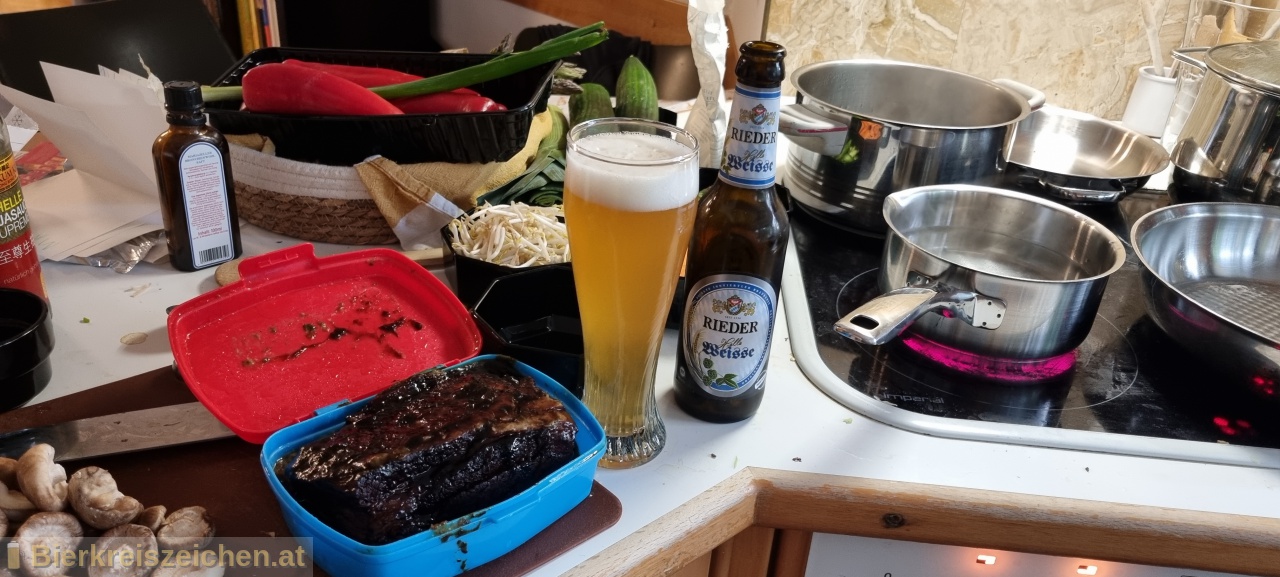 Foto eines Bieres der Marke Rieder Helle Weisse aus der Brauerei Brauerei Ried