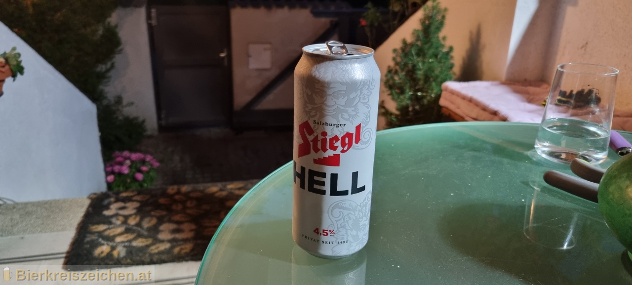 Foto eines Bieres der Marke Stiegl Hell aus der Brauerei Stieglbrauerei