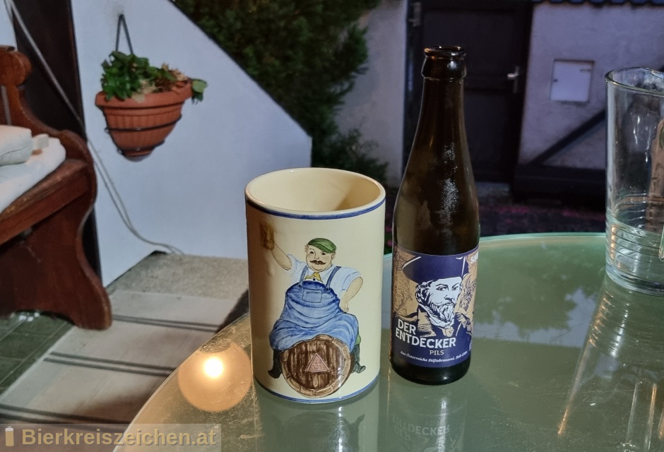 Foto eines Bieres der Marke Der Entdecker - Pils aus der Brauerei Stiftsbrauerei Schlgl