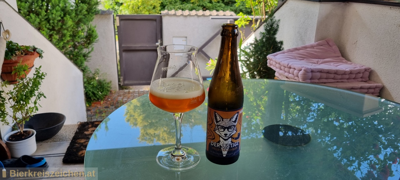 Foto eines Bieres der Marke Der Listige - Helles Rauchbier aus der Brauerei Stiftsbrauerei Schlgl