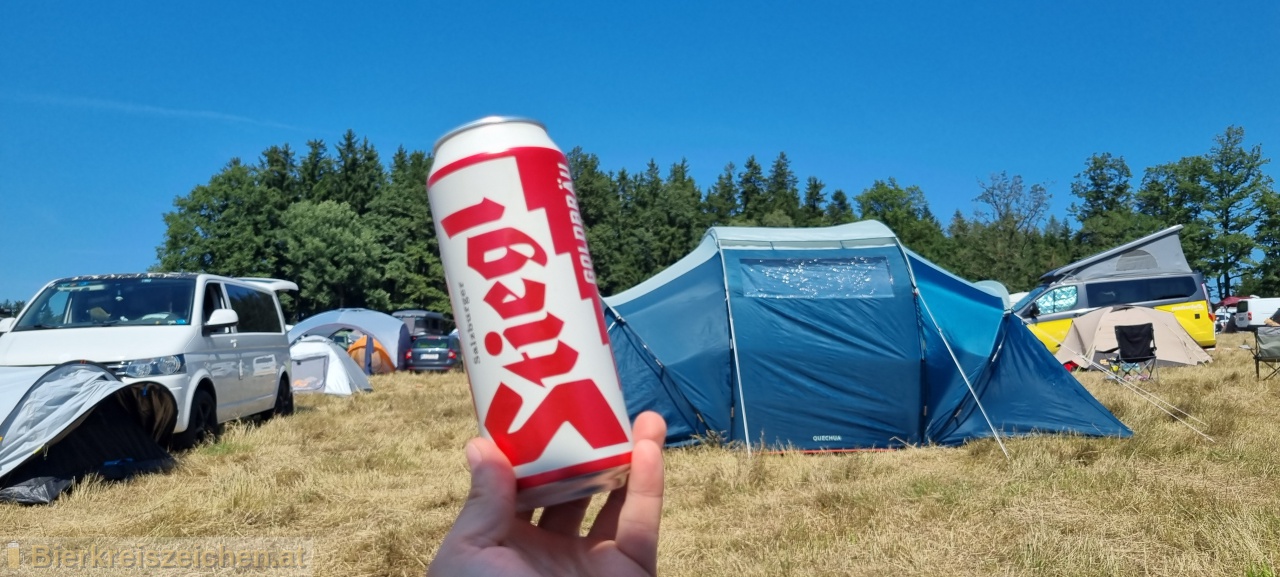 Foto eines Bieres der Marke Stiegl Goldbru aus der Brauerei Stieglbrauerei