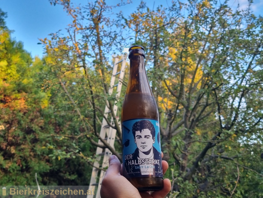 Foto eines Bieres der Marke Der Halbstarke - Easy Lager aus der Brauerei Stiftsbrauerei Schlgl