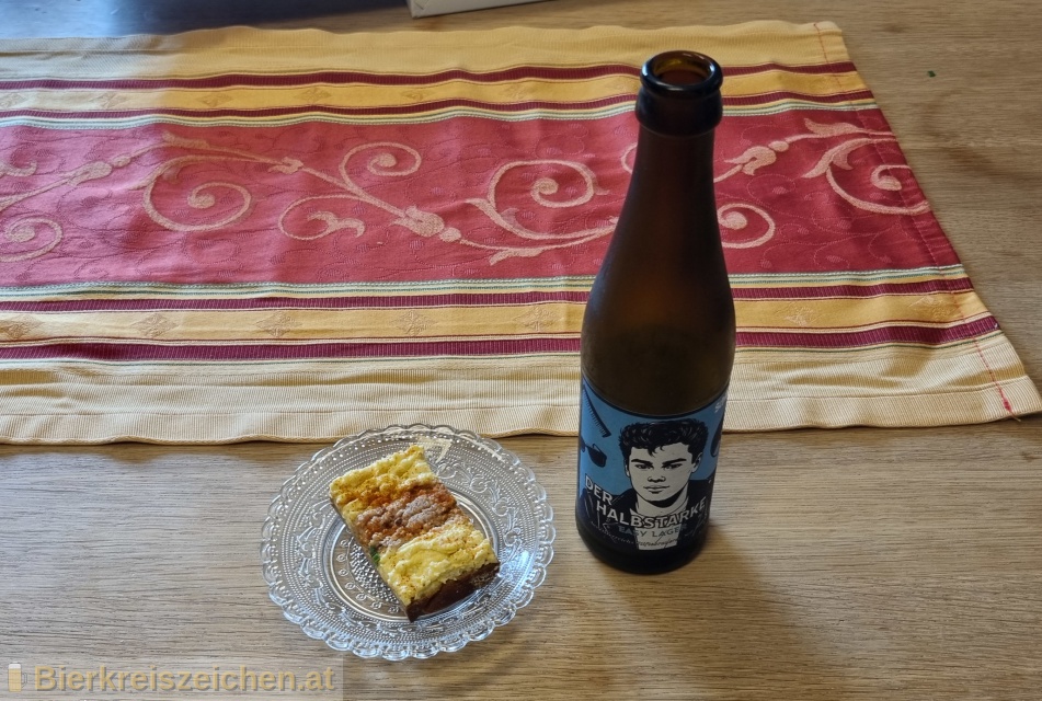 Foto eines Bieres der Marke Der Halbstarke - Easy Lager aus der Brauerei Stiftsbrauerei Schlgl