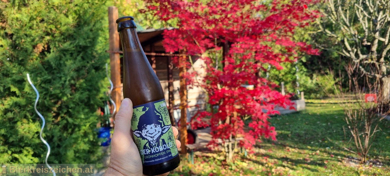 Foto eines Bieres der Marke Der Kobold - Grnhopfen IPA aus der Brauerei Stiftsbrauerei Schlgl