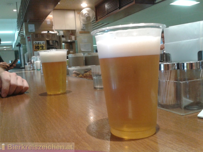 Foto eines Bieres der Marke Asahi Super Dry aus der Brauerei Asahi Bīru Kabushiki-gaisha