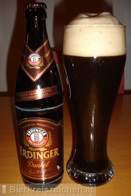Foto eines Bieres der Marke Erdinger Dunkel aus der Brauerei Erdinger