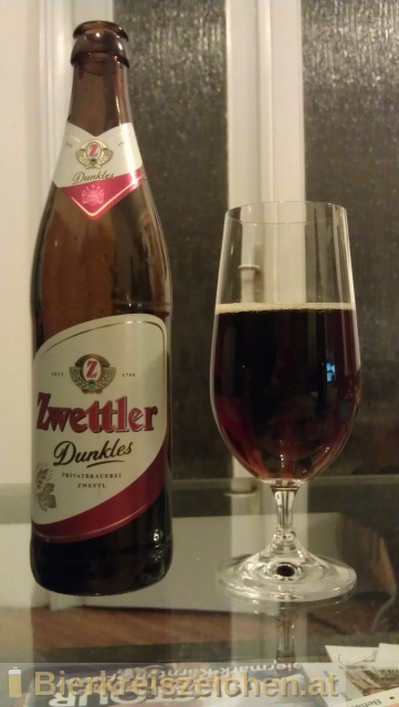 Foto eines Bieres der Marke Zwettler Dunkles aus der Brauerei Privatbrauerei Zwettl