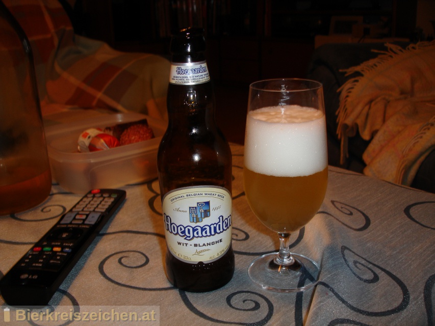 Foto eines Bieres der Marke Hoegaarden Wit Blanche aus der Brauerei Brouwerij van Hoegaarden