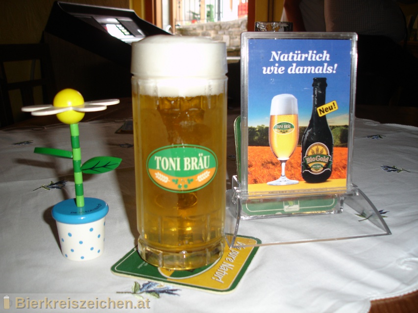 Foto eines Bieres der Marke Toni Bru Helles aus der Brauerei Privatbrauerei Erika Hofer