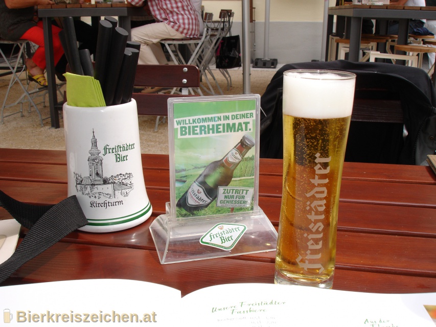 Foto eines Bieres der Marke Freistädter Junghopfen Pils aus der Brauerei Braucommune in Freistadt