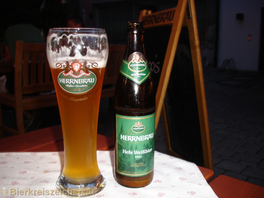 Foto eines Bieres der Marke Hefe Weißbier Hell aus der Brauerei Herrnbräu