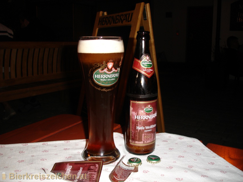 Foto eines Bieres der Marke Hefe Weibier Dunkel aus der Brauerei Herrnbru