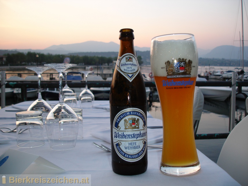 Foto eines Bieres der Marke Weihenstephaner Hefeweibier aus der Brauerei Bayrische Staatsbrauerei Weihenstephan