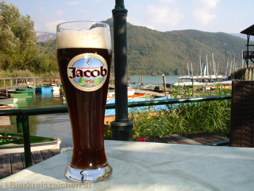 Foto eines Bieres der Marke Jacob Weissbier Dunkel aus der Brauerei Familienbrauerei Jacob