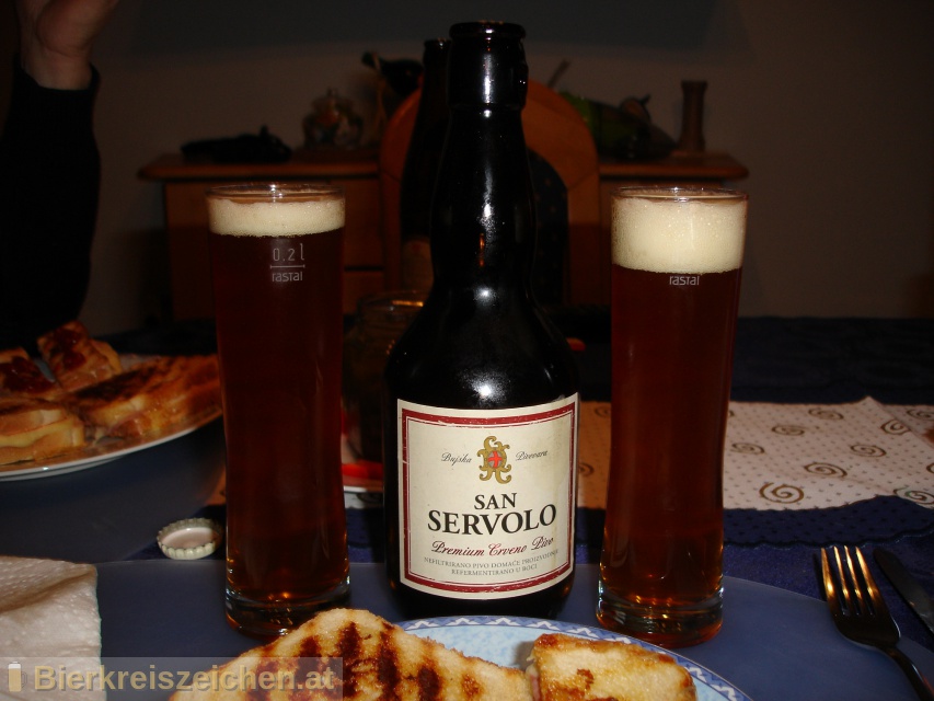 Foto eines Bieres der Marke San Servolo Premium Crveno Pivo   aus der Brauerei Bujska pivovara