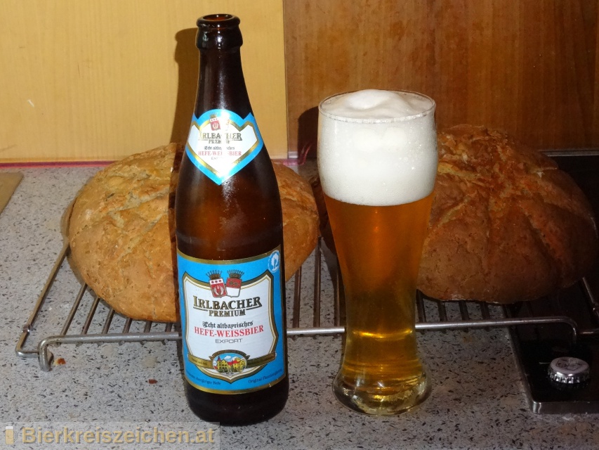 Foto eines Bieres der Marke Irlbacher Premium Hefeweizen Hell aus der Brauerei Schlossbrauerei Irlbach
