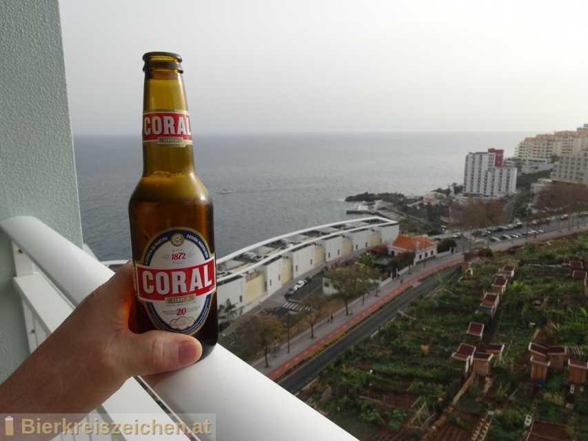 Foto eines Bieres der Marke Coral Branca aus der Brauerei Cerveja Coral