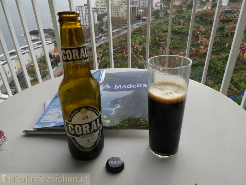 Foto eines Bieres der Marke Coral Tnica Stout aus der Brauerei Cerveja Coral