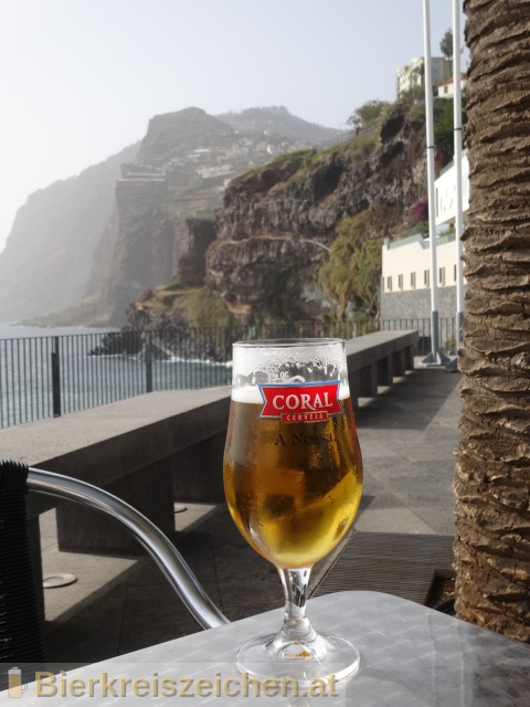 Foto eines Bieres der Marke Coral Branca aus der Brauerei Cerveja Coral