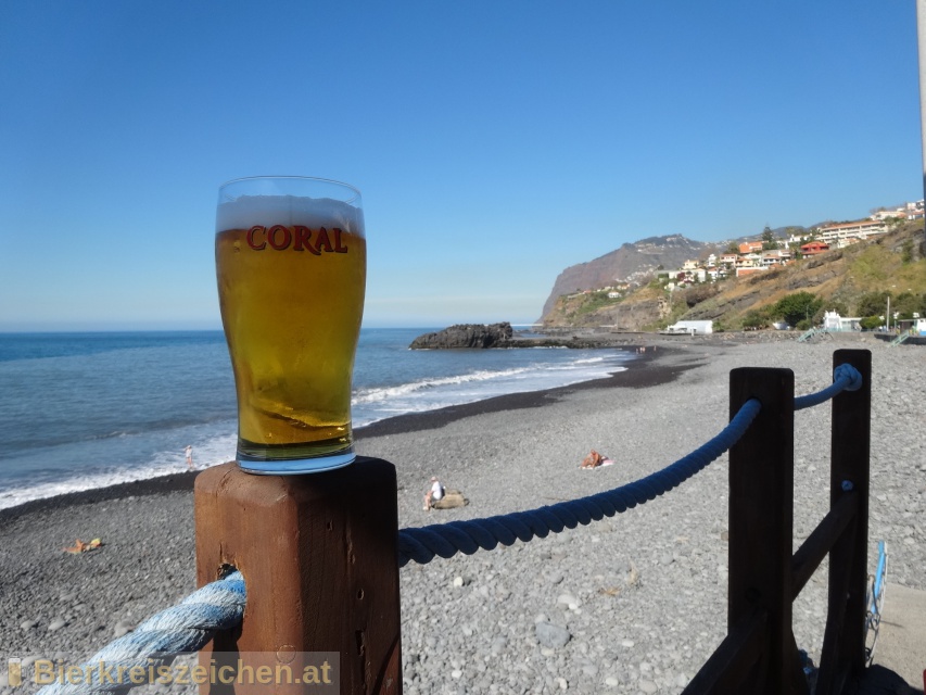 Foto eines Bieres der Marke Coral Branca aus der Brauerei Cerveja Coral