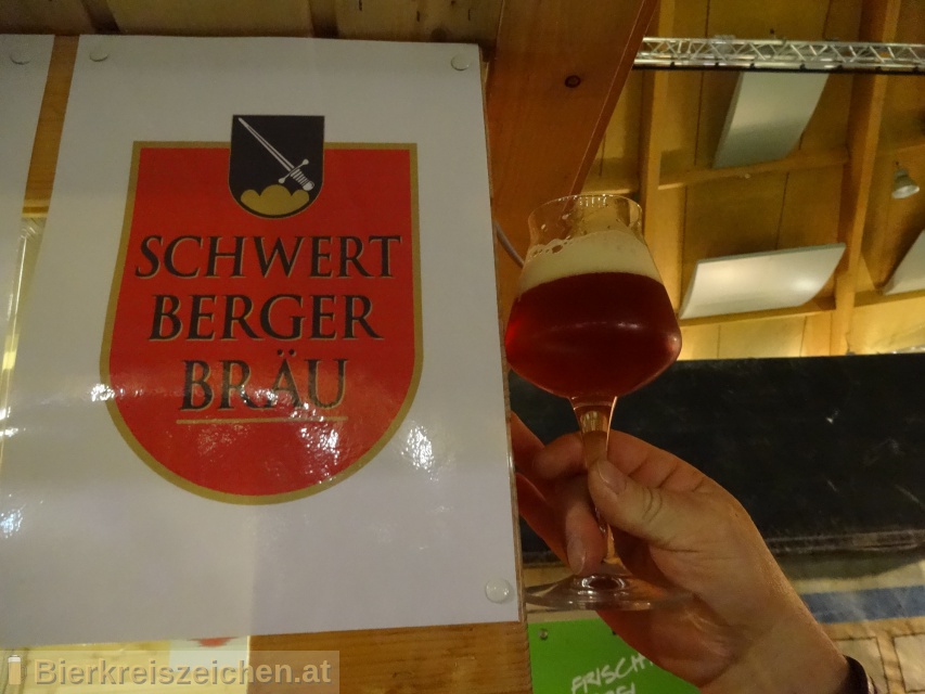 Foto eines Bieres der Marke Schwertberger Helles aus der Brauerei Schwertberger Bru